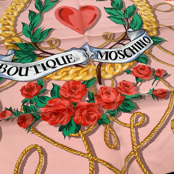 🌷♥️🌷 Boutique Moschino silk square Scarf NEW - Picture 2 of 8